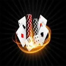 Roda Crazy Time besar berputar dengan pembawa acara di sisi layar